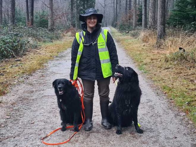 Mantrailing findet bei verschiedenen Wetterverhältnissen statt. Deshalb ist eine dem Wetter anpasste Ausrüstung für den Menschen wichtig.